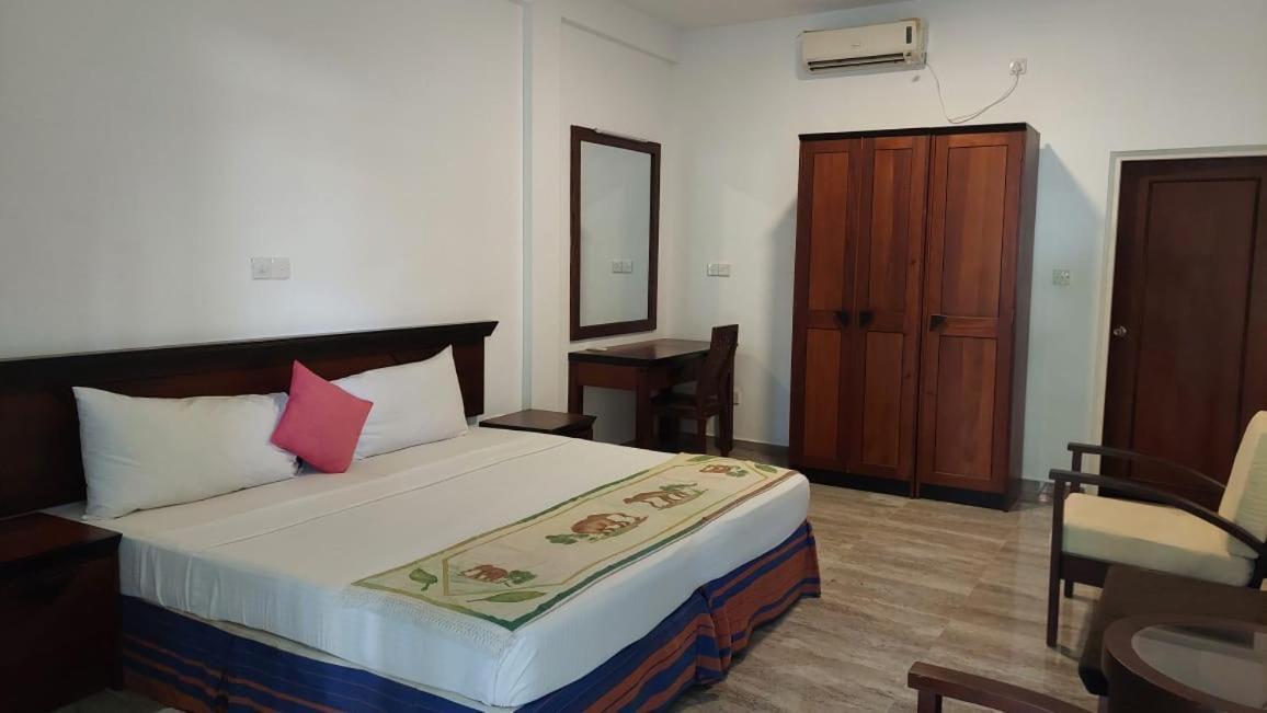 Wild Heaven Hotell Tissamaharama Exteriör bild